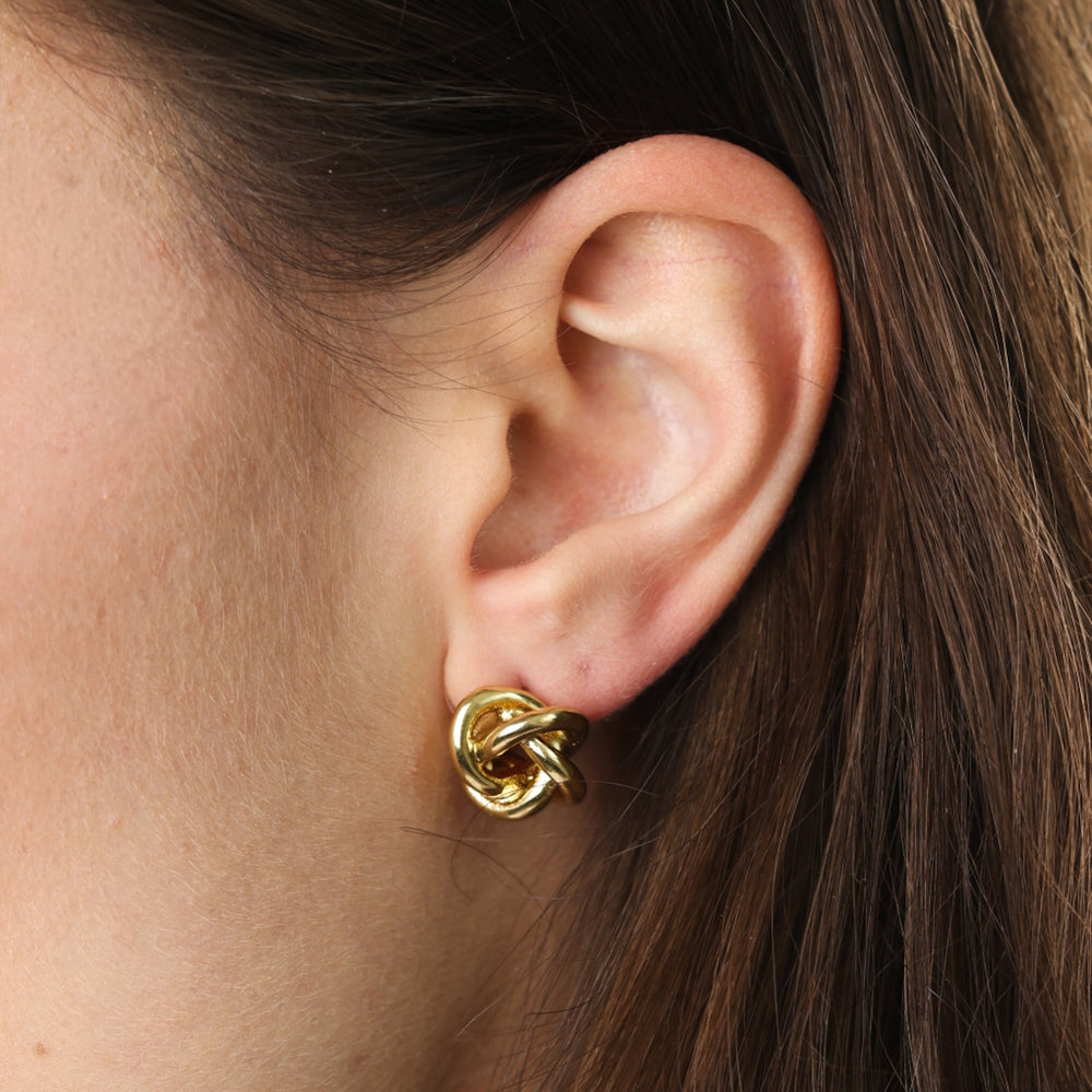 Karla – Ohrstecker mit Knoten aus Edelstahl, Gold | Timi of Sweden