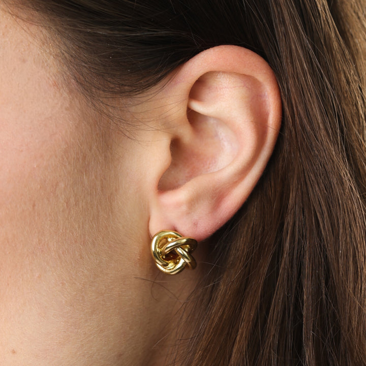 Karla – Ohrstecker mit Knoten aus Edelstahl, Gold | Timi of Sweden