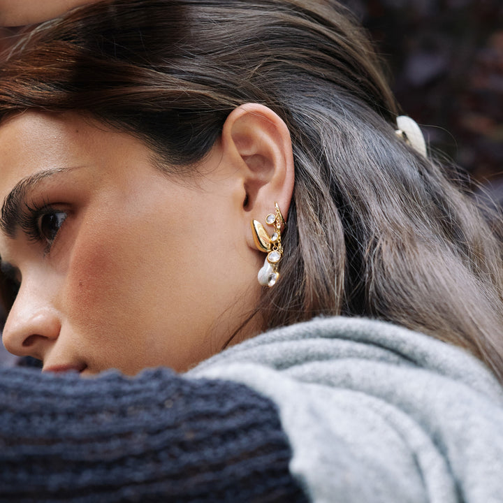 Joy – elegant stud earrings in stainless steel, gold | Timi of Sweden