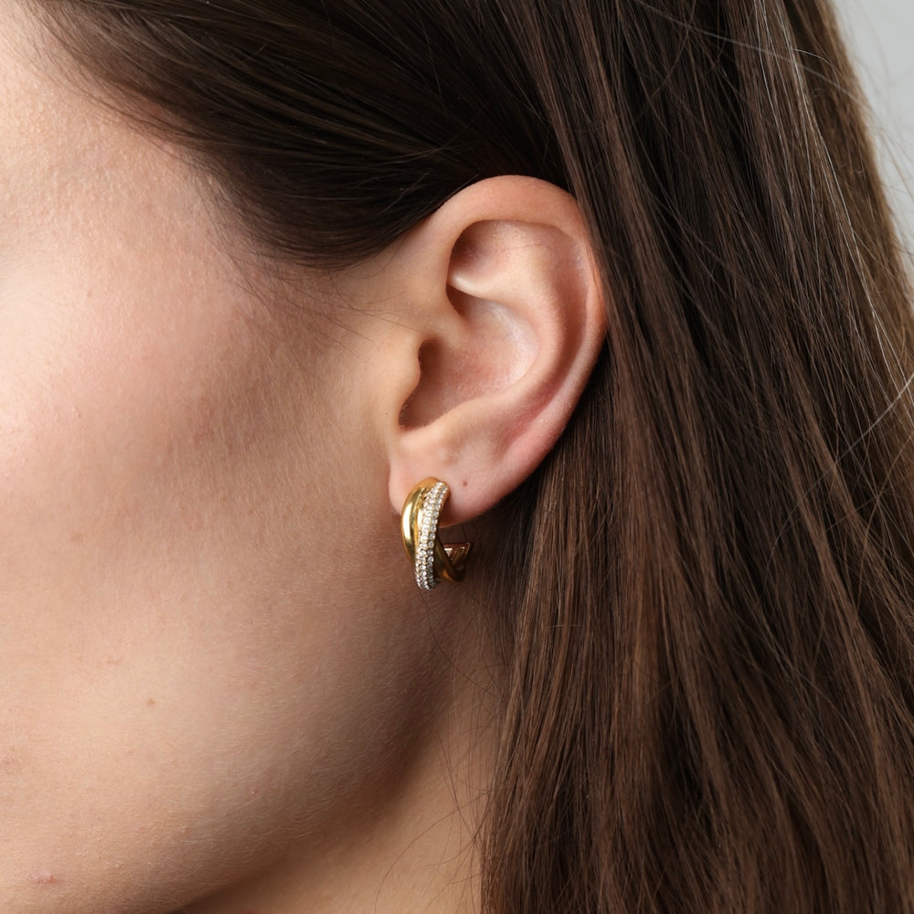 Boa – gedrehte Ohrringe mit Kristall aus Edelstahl, Gold | Timi of Sweden